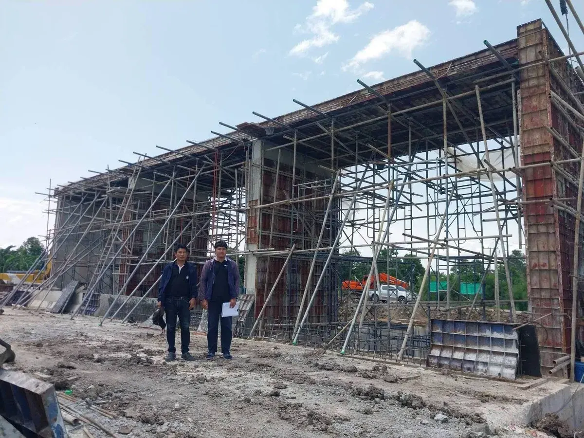 Irrigation Department Monitors Nam Khem Canal Gate Construction in Chonburi