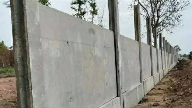 Thai military builds border fence along Cambodian frontier
