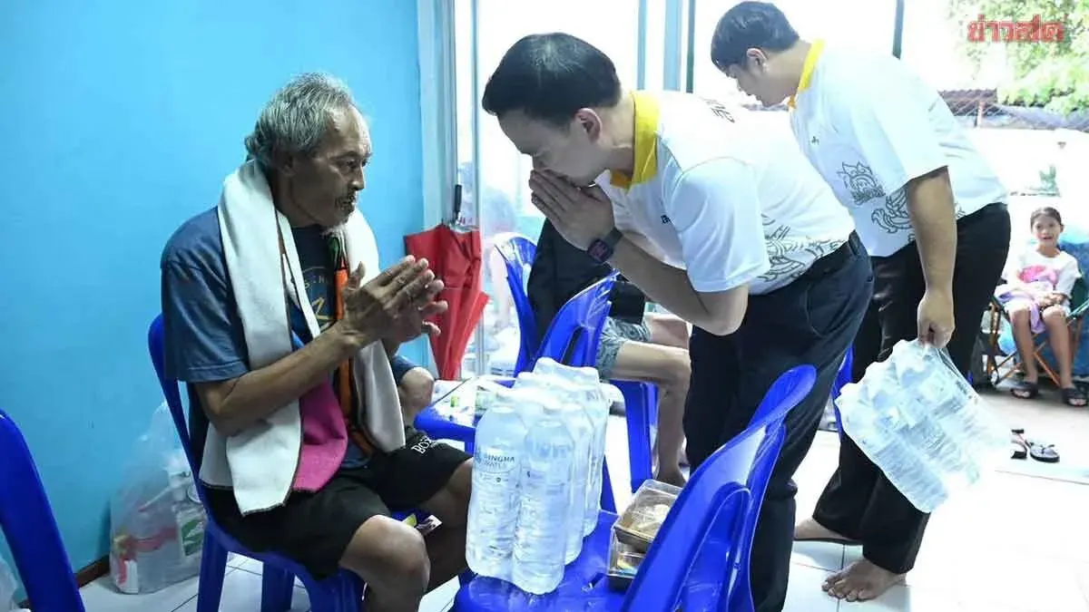 Relief Organization Delivers Drinking Water to Bangkok Flood Shelters
