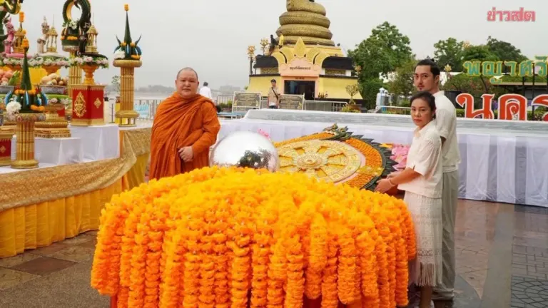 LUMMAX and Lumpinee Present Garland to Naga Shrine
