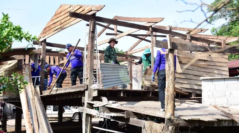 Nakhon Pathom 15 Unit Mobilizes Relief Efforts for Windstorm Victims in Uthai Thani, Accelerates Home Repairs