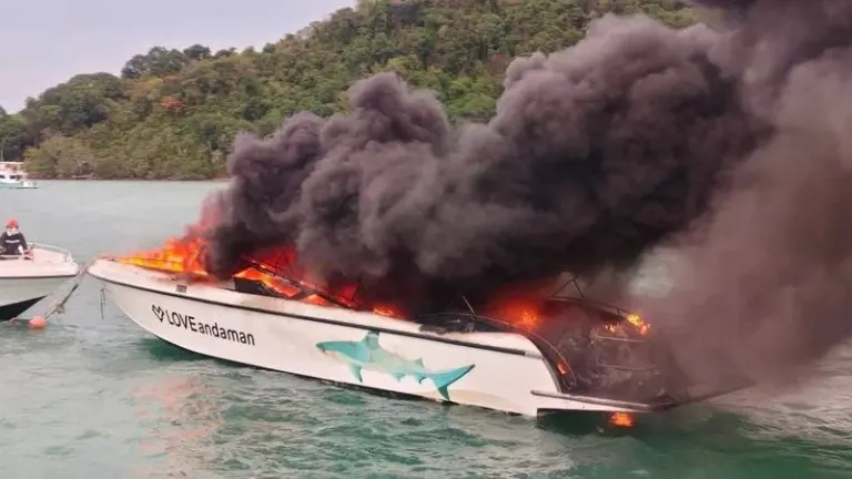 Speedboat gutted in Ao Makham fire