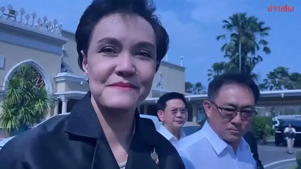 Commerce Permanent Secretary Pulls Deputy PM Away from Media After Pressed on Live-Stream Durian Sales Controversy