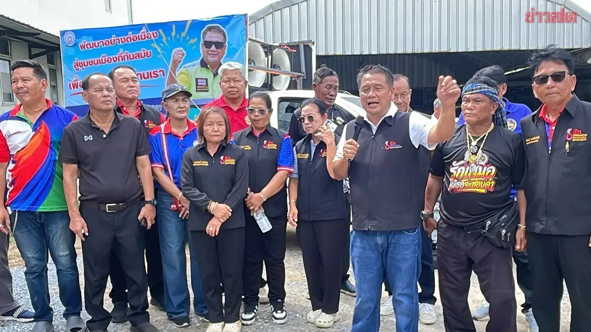 Pathum Thani Residents Rally to Support Flood Relief Officials