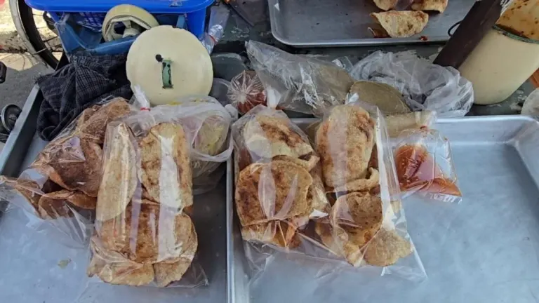 Ang Thong Family Sells Grilled Fish Snack for 45 Years