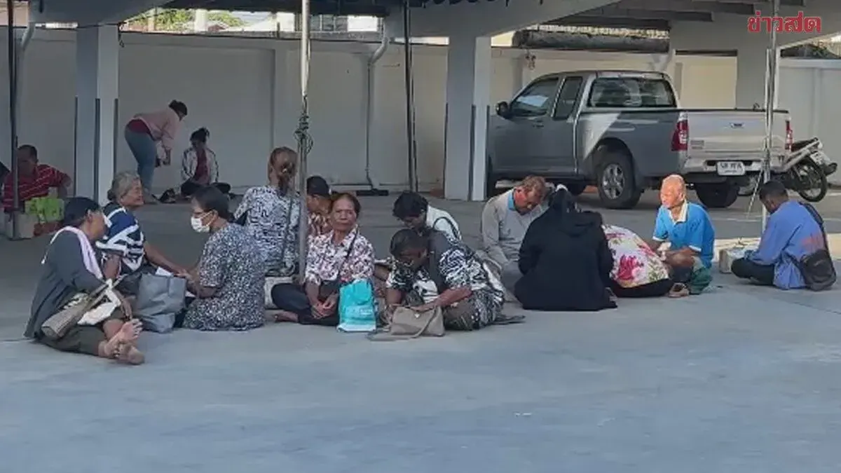 Elderly Queue From Dawn for Thai Help Plus Program, Bringing Packed Meals as They Wait, Worried About Running Out of Slots