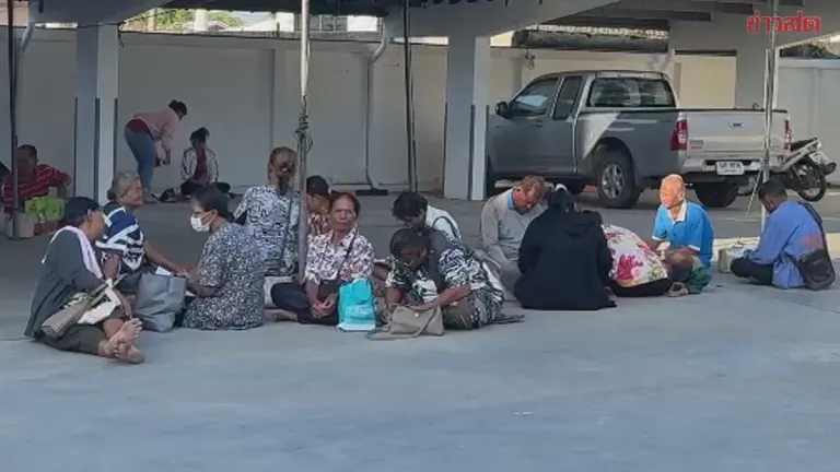 Elderly Queue From Dawn for Thai Help Plus Program, Bringing Packed Meals as They Wait, Worried About Running Out of Slots