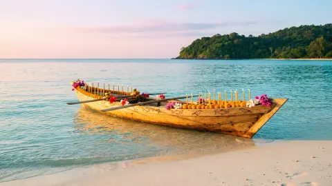 Loy Ruea: the boat Koh Lanta fills with its bad luck and floats out to sea