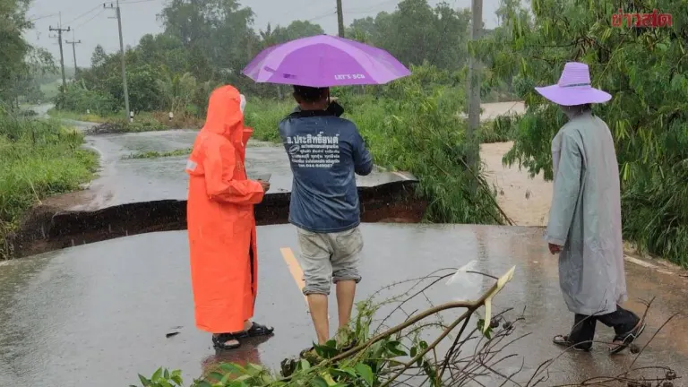 Heavy Rain Floods Roads in Buriram, Blocking Traffic