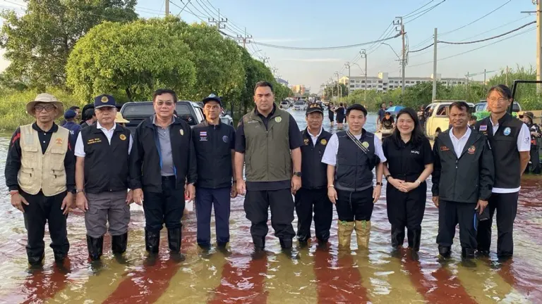 Agriculture Deputy Minister Delivers Food, Milk to Flooded Bangkok Community