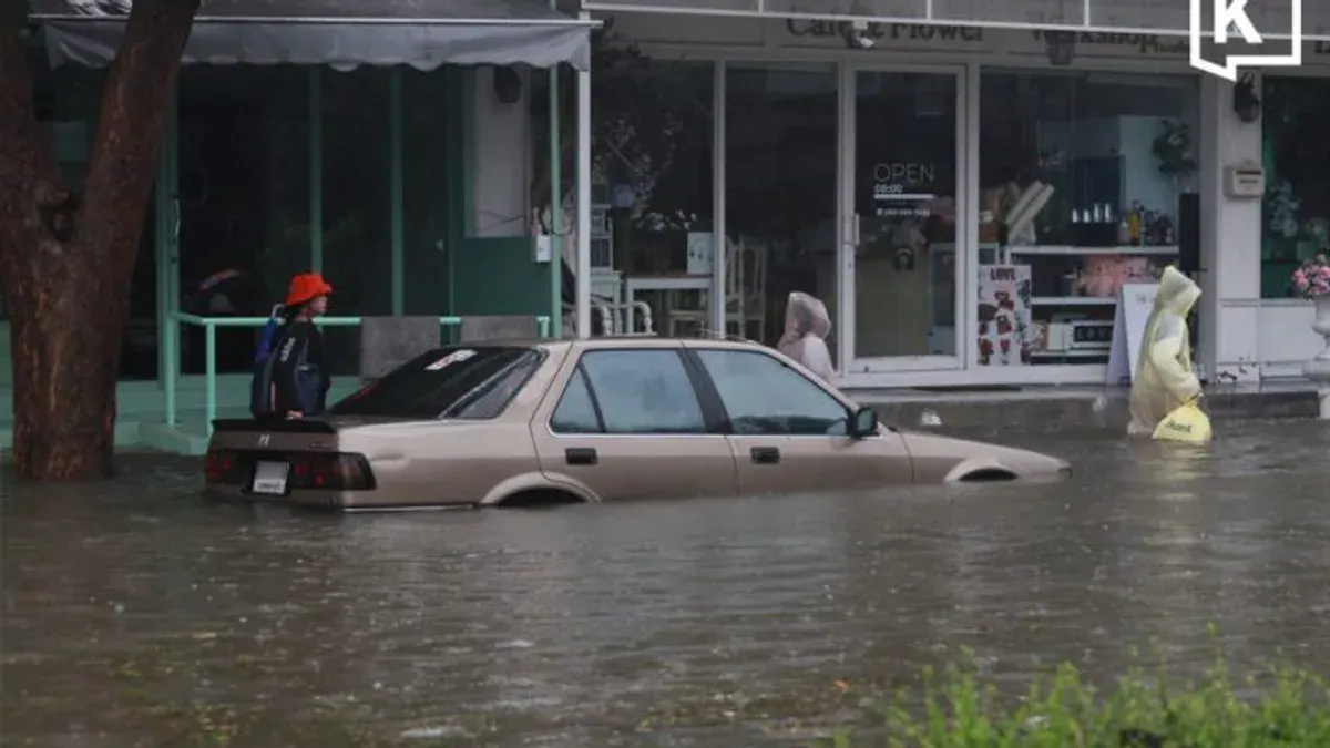 Bangkok Declares All 50 Districts Flood Disaster Areas