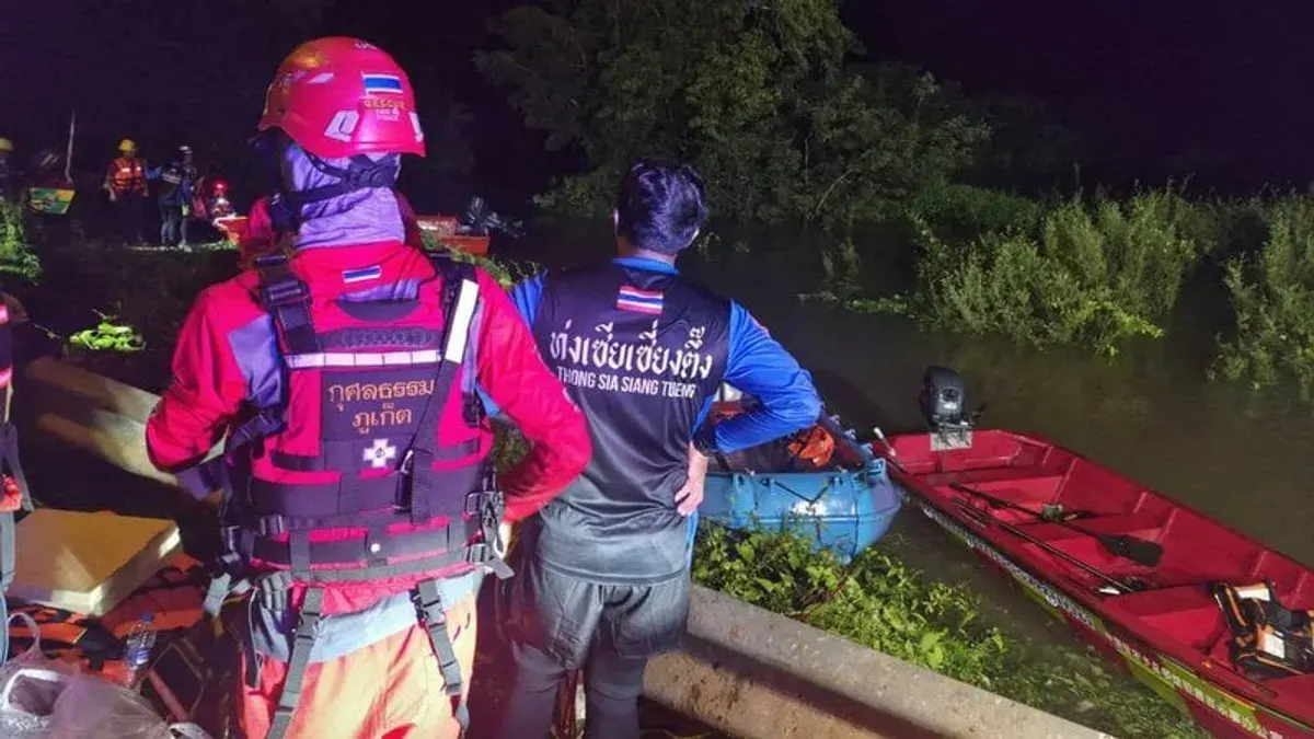 Phuket Relief Team Aids Bangkok Flood Victims