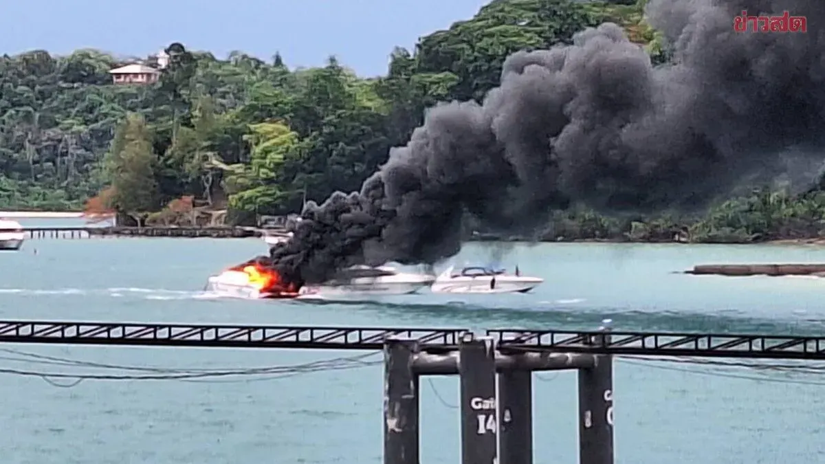 Speedboat Engulfed in Flames in the Middle of Makham Bay, Thick Black Smoke Billows Into the Sky as Other Vessels Urgently Evacuate