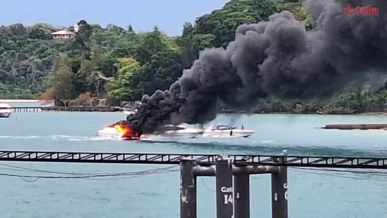 Speedboat Engulfed in Flames in the Middle of Makham Bay, Thick Black Smoke Billows Into the Sky as Other Vessels Urgently Evacuate