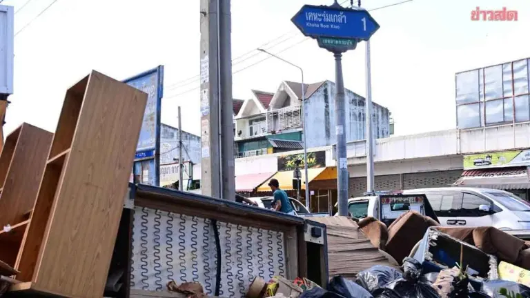Garbage Piles Obstruct Roads in Kheha Rom Klao