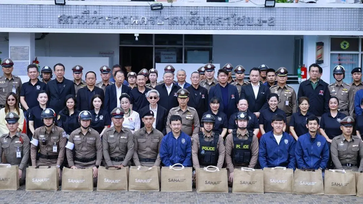 Police Leaders Distribute Aid to Officers at Plab Pla Chai Stations