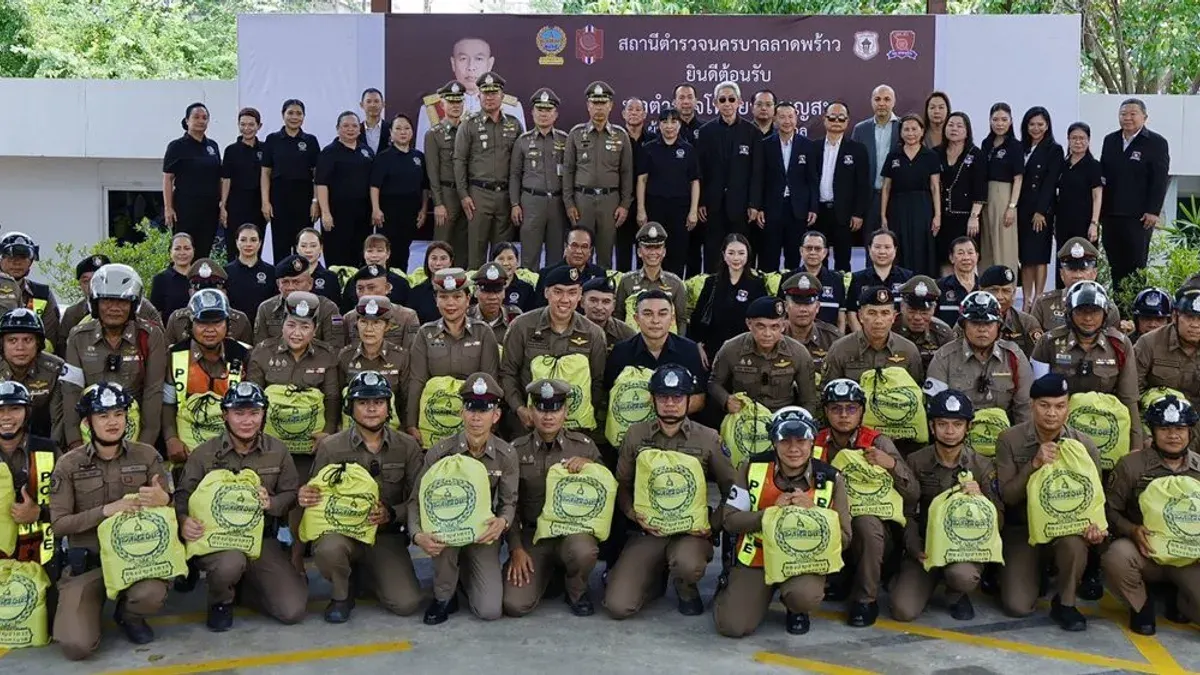 Police Leadership Distributes Aid to Lad Prao Station Officers