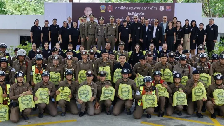 Police Leadership Distributes Aid to Lad Prao Station Officers