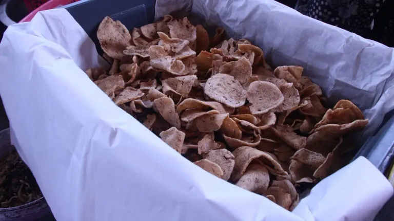 Narathiwat’s Traditional Fish Cracker Business Booms Across Thailand