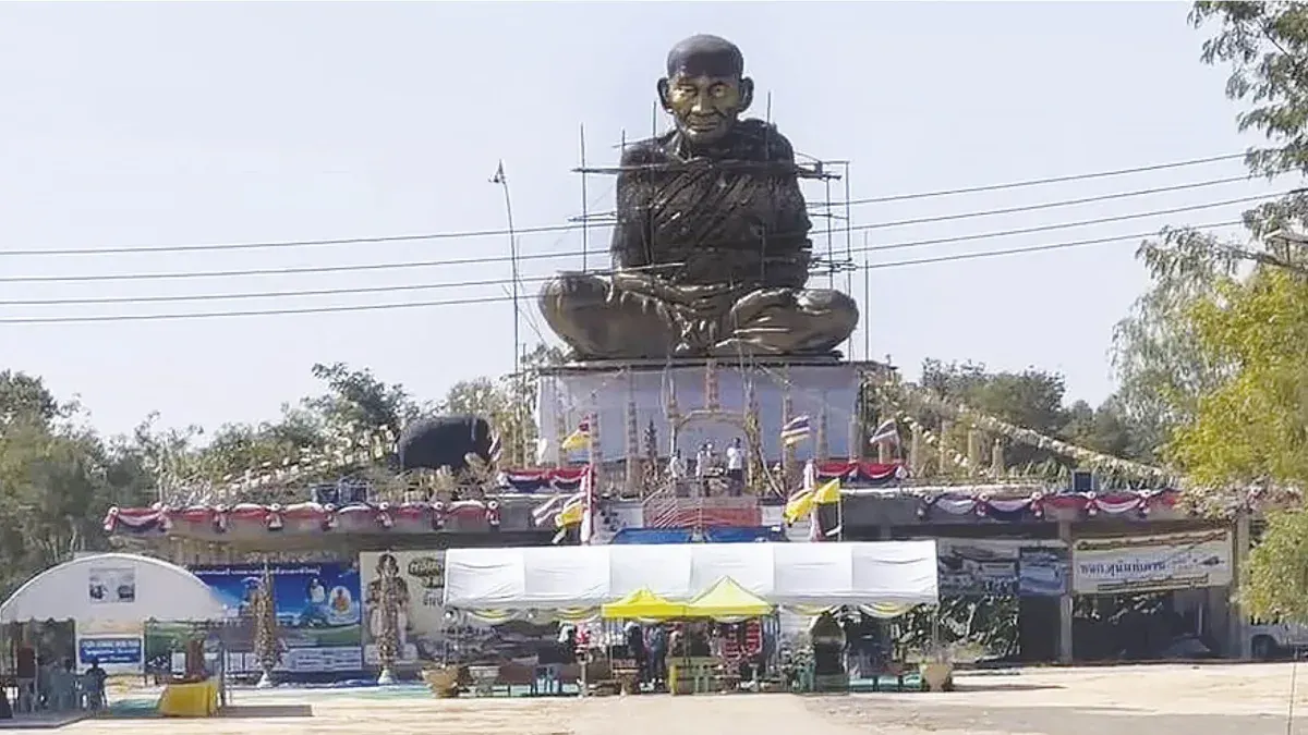 Tourists Visit Wat Nong Kradee to See Giant Statue