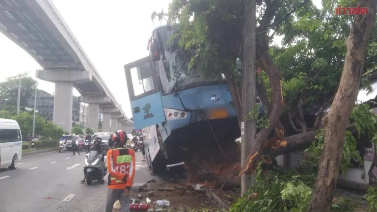 Air-Conditioned Bus Crashes Into Footpath, 10 Injured