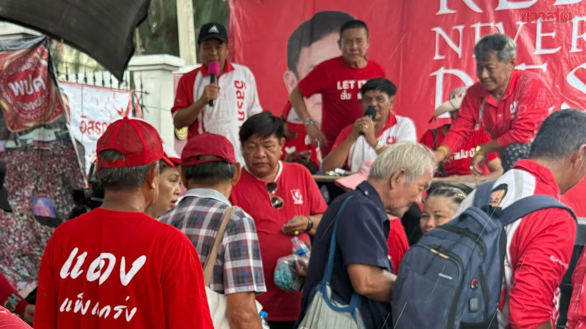 Red-Shirt Group Holds Countdown Event at Khlong Prem Prison for Thaksin's Conditional Release