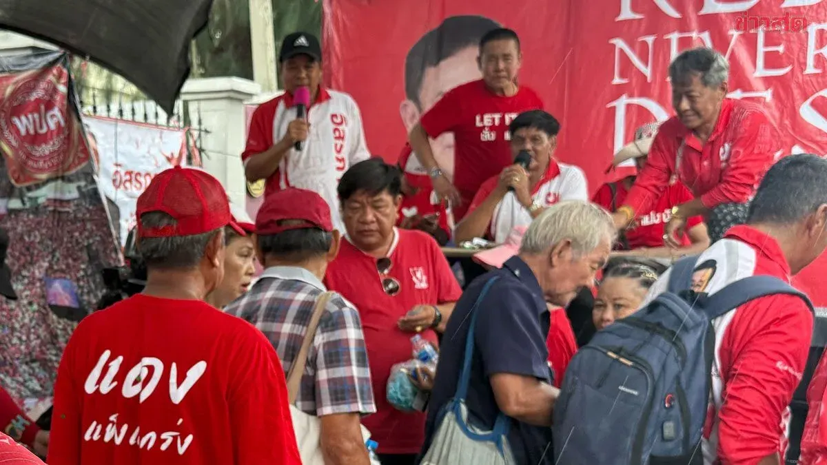 Red-Shirt Group Holds Countdown Event at Khlong Prem Prison for Thaksin's Conditional Release