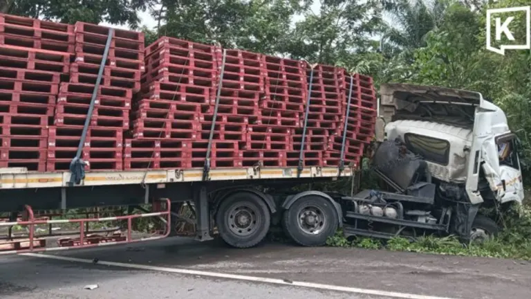 Man Steals Truck, Crashes Into Two Vehicles in Chumphon