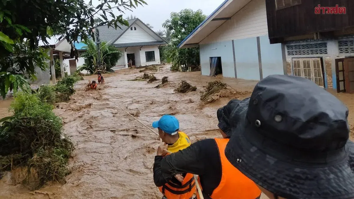 Military Evacuates Nan Province Residents From Flooding
