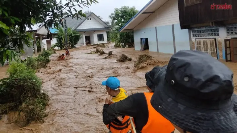 Military Evacuates Nan Province Residents From Flooding