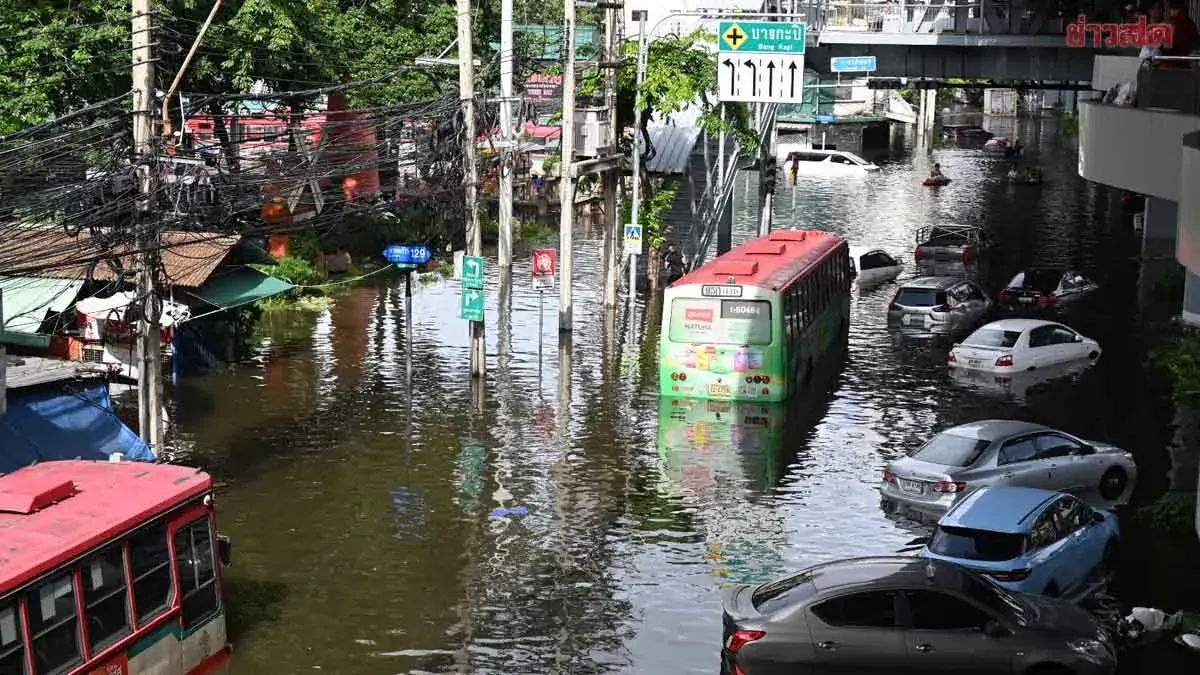 Bangkok Neighborhoods Remain Flooded; Residents Stock Food, Seek Shelter