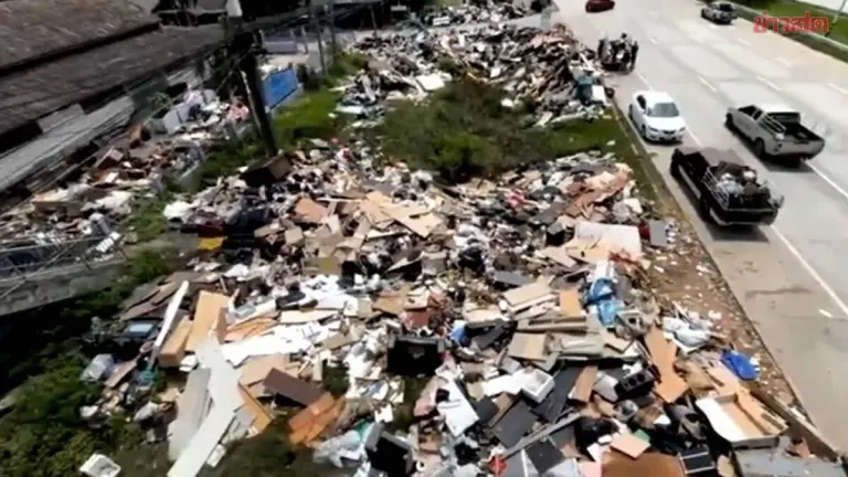 Rayong Residents Dump Waste Outside Municipality Over Uncollected Garbage