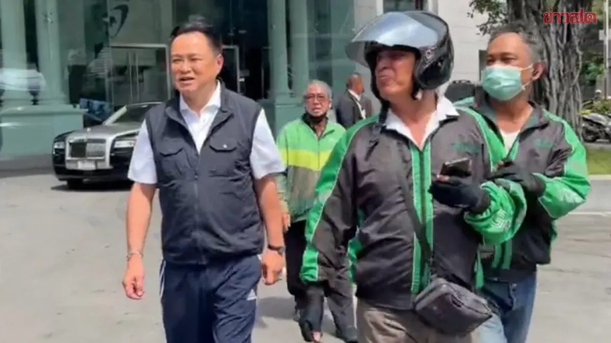 Anutin Visits Flood Relief Kitchen, Thanks Delivery Riders