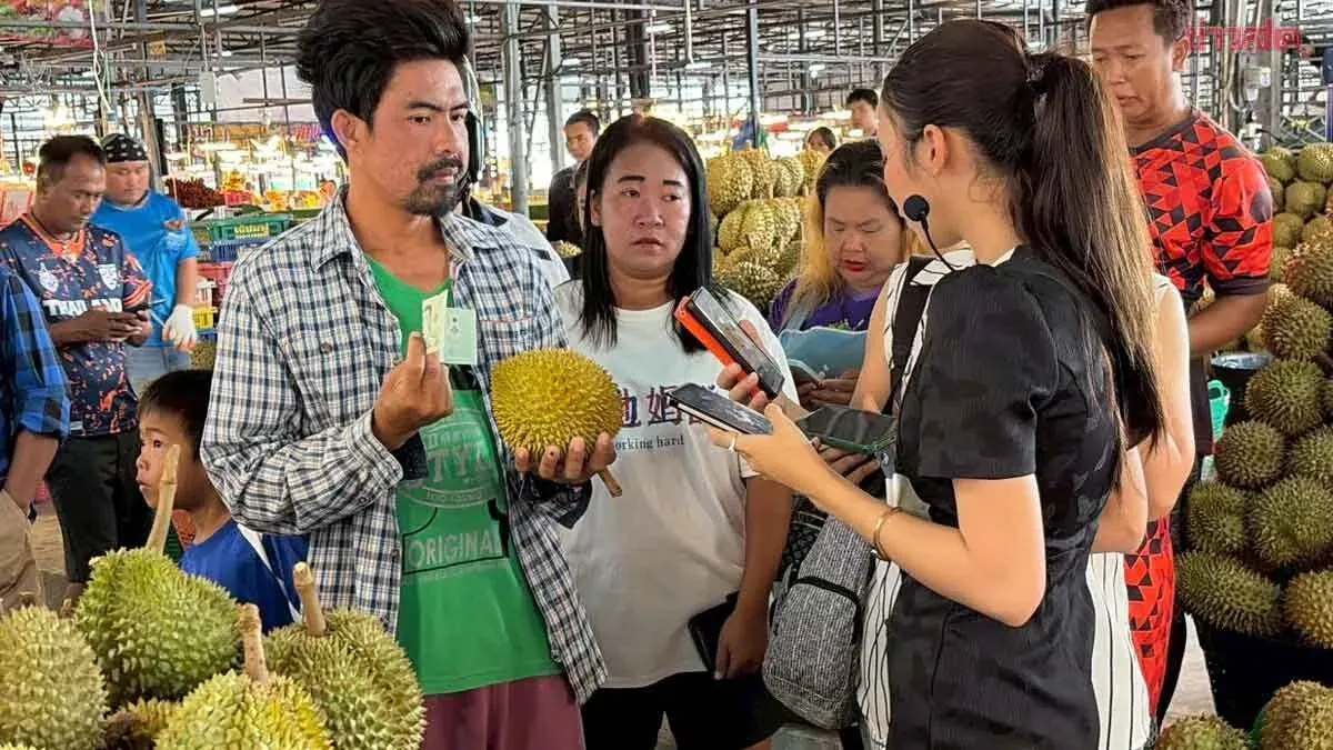 Popular Durian Shop in Nakhon Ratchasima Swarms with Customers During 19-Baht Per Fruit Promotion