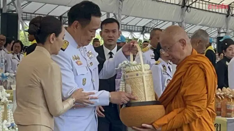 Prime Minister Leads Alms-Giving Ceremony for 193 Monks