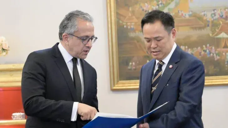 PM meets UNESCO chief, pushes Thai dress for heritage status