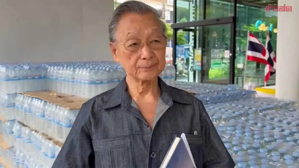 Democrat Party Collects Flood Relief Supplies for Bangkok