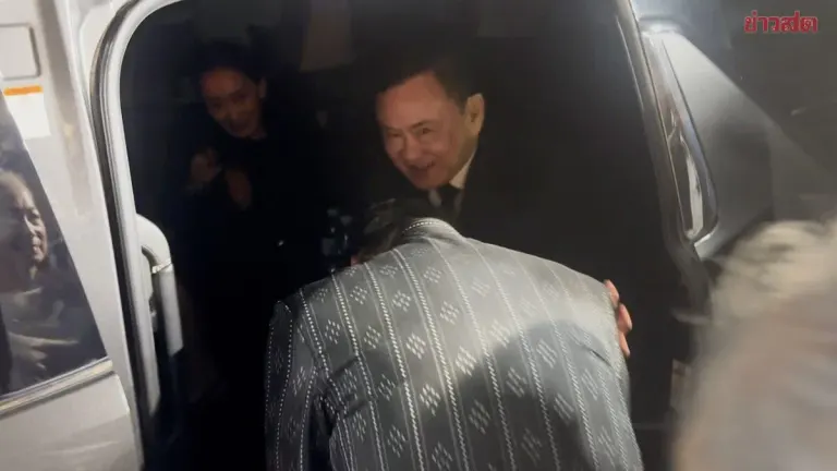 PM Anuthine Bows to Ex-PM Thaksin at Memorial Service