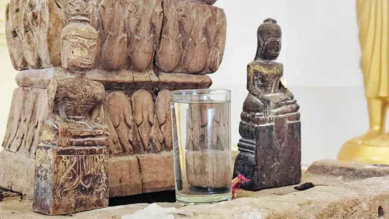 Temple Visits and Holidays – Paying Respects to 'Luang Pho Mai Kaen Chanthorn,' the Wooden Buddha Image of Khon Buri District