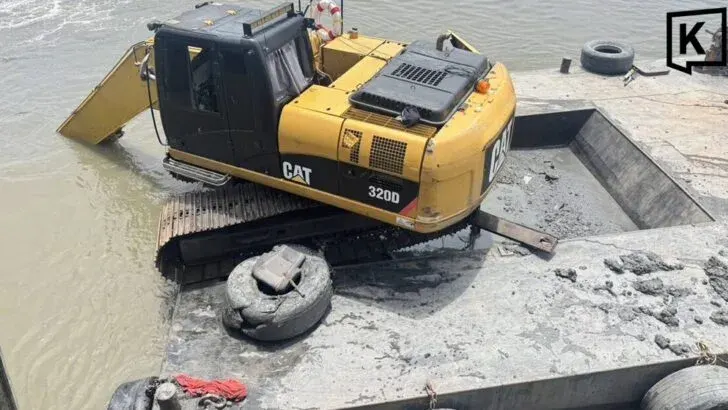 Construction Barge Capsizes in Samut Prakan