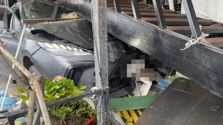 Woman Dies in Car Crash Into Phuket Pharmacy