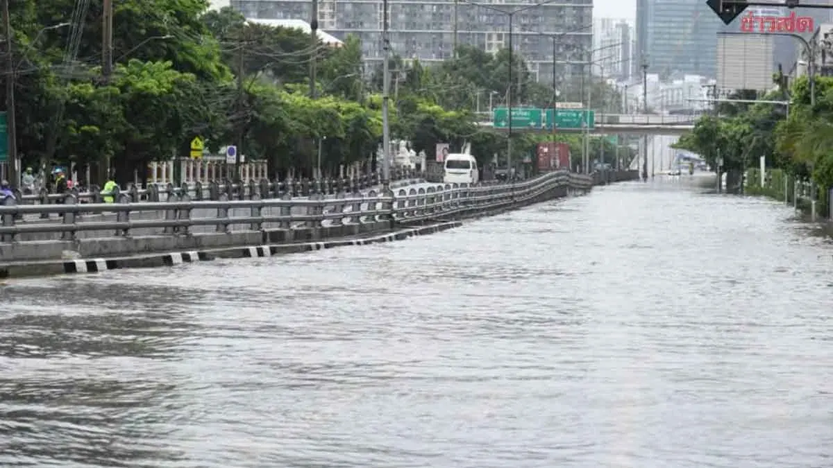 Highway Department Launches Six Shuttle Routes to Aid Bangkok Flood Victims