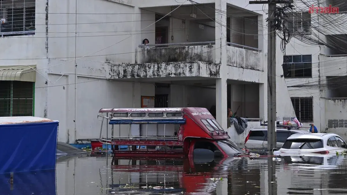 Bangkok Community Submerged Five Days, Residents Wade for Aid