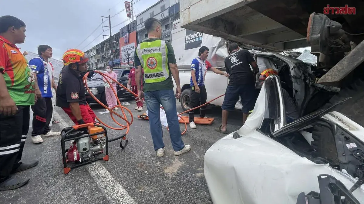 Pickup Truck Slams into 22-Wheel Trailer at Red Light, One Dead