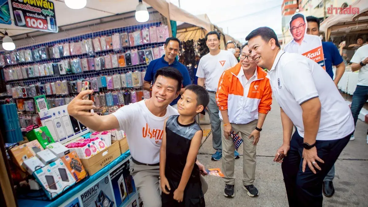 "Teng" Leads Campaign with Itthiwat, Aspiring Pattaya City Mayor, Seeks Votes from Keha Thep Prasit Market Vendors