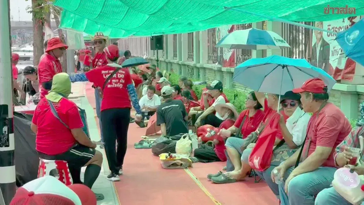 Red-Shirted Supporters Gather at Khlong Prem Prison to Welcome Thaksin Shinawatra's Release Tomorrow