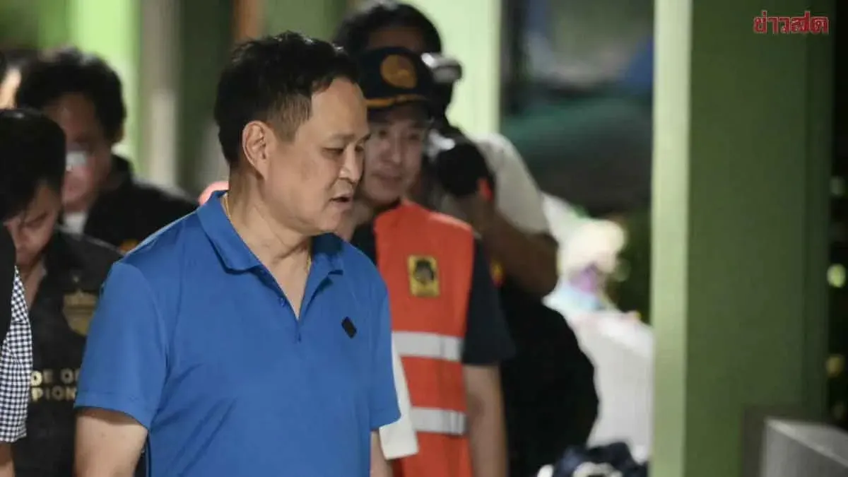 PM Visits Flood Shelter, Distributes Aid to Displaced Residents