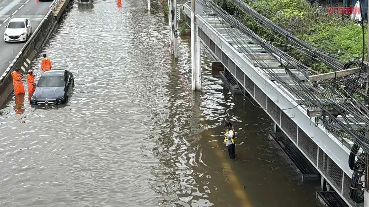 Nonthaburi Flooding Halts Traffic on Ngamwongwan Road