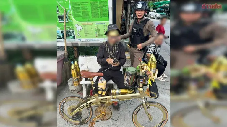 Residents Alarmed After Man in Joker Mask with Machine Gun Ammunition Belts Spotted at Khlong Lat Mayom Floating Market