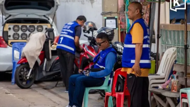 Blue Vests Confuse Tourists, Pattaya Motorbike Taxis Lose Passengers